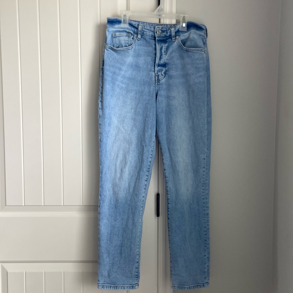 Light wash mom jeans